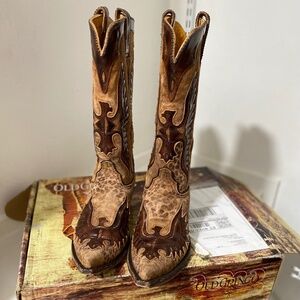 Women’s size 10 Old Gringo boots.